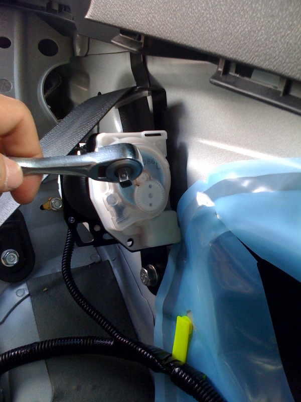 rear seat belt tensioner locked on a car that hasnt been in a accident